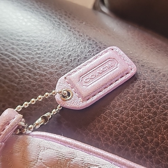 Coach Shimmering Lurax Light Lavender Wristlet w/matching Hang Tag Euc - Picture 8 of 10